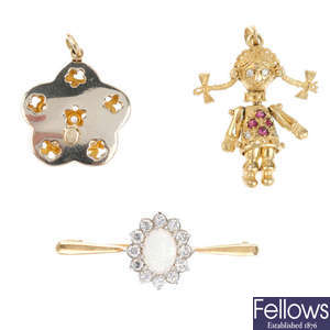 Three items of gem-set jewellery.