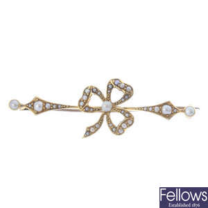 An early 20th century 15ct gold seed and split pearl bow bar brooch.