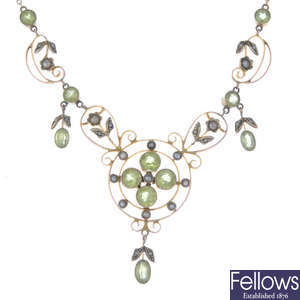 An Edwardian 9ct gold peridot and split pearl necklace.