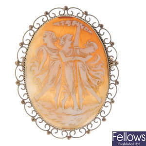 A gold shell cameo brooch.