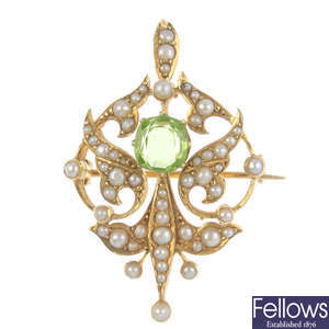 An early 20th century 15ct gold peridot, seed and split pearl pendant.