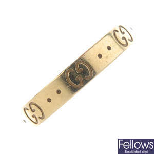 GUCCI - an 18ct gold 'Icon' band ring.