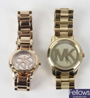 A bag of assorted watches, to include examples by Michael Kors and Boss. Approximately 100.