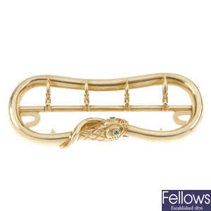 A gold snake buckle.