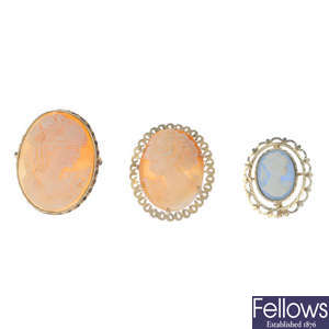 Four items of 9ct gold cameo jewellery.