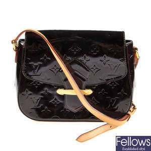 LOUIS VUITTON - an Amarante Monogram Vernis Bellflower handbag.