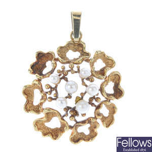 A 1970s 9ct gold cultured pearl pendant.