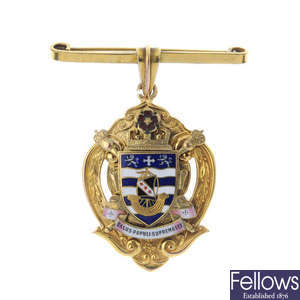A 1930s 9ct gold Mayoral badge.