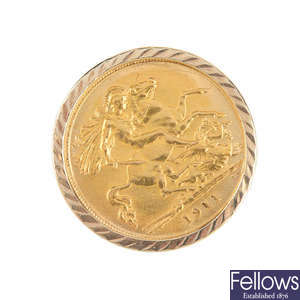 A 9ct gold mounted half-sovereign ring.
