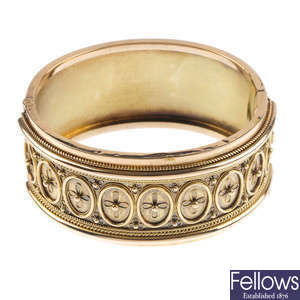 A late Victorian 9ct gold hinged bangle.