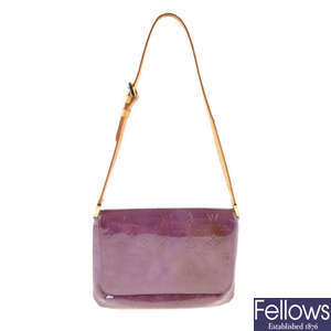 LOUIS VUITTON - a purple Monogram Vernis Thompson Street handbag.