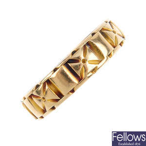 A late Victorian 18ct gold band ring.