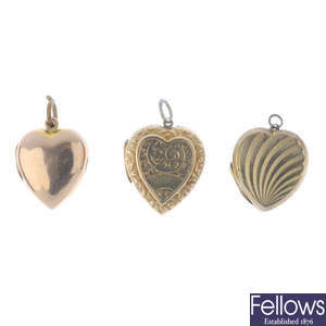 Three 9ct gold front and back lockets.