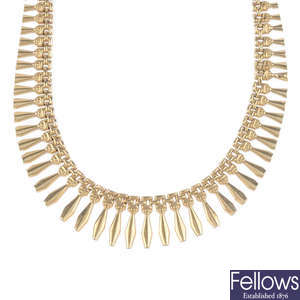 A 9ct gold fringe necklace.