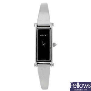 GUCCI - a lady's stainless steel 1500L bracelet watch with a Gucci chain.