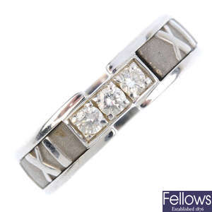 TIFFANY & CO. - an 'Atlas' diamond ring.