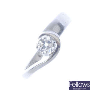 An 18ct gold diamond single-stone crossover ring.