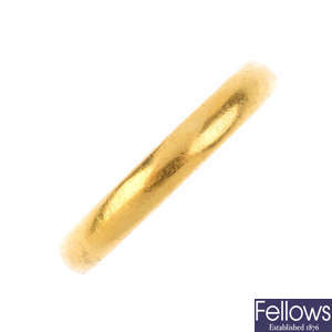 A 22ct gold band ring.
