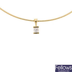 A diamond single-stone pendant and 18ct gold collar.