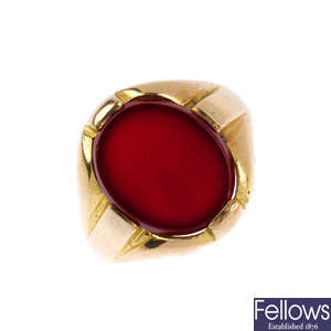 A gentleman's late Victorian 15ct gold carnelian signet ring.