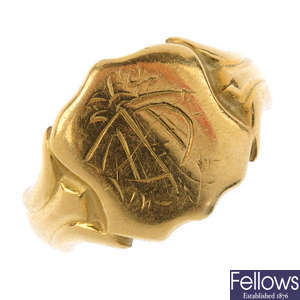 A gentleman's early 20th century 18ct gold signet ring.