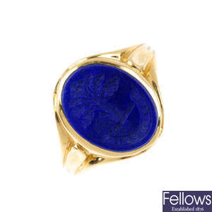 An early 20th century 18ct gold lapis lazuli signet ring.