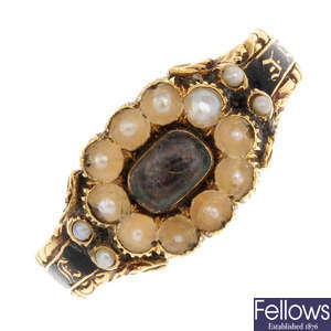 An early 19th century 18ct gold split pearl and enamel memorial ring.