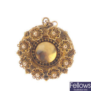 A George IV gold brooch.