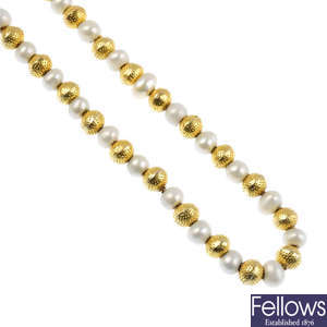 A set of cultured pearl jewellery.