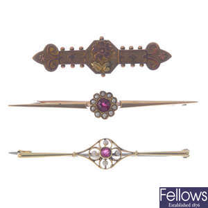 A late Victorian 9ct gold brooch, and two early 20th century brooches.