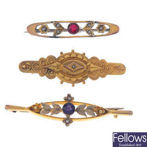 A late Victorian 9ct gold brooch and two early 20th century gem-set brooches.