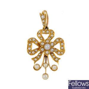 An early 20th century cultured pearl pendant.