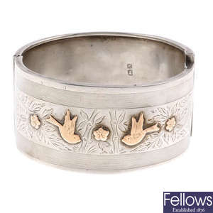 An early 20th century silver hinged bangle.