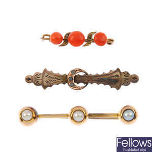 Three gem-set brooches and a length of chain.